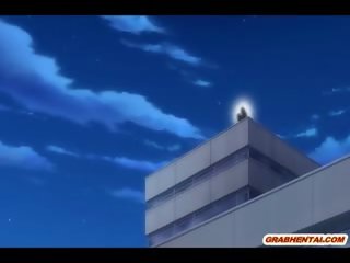 Možača hentai dobi assfucked v na na vrh od roof