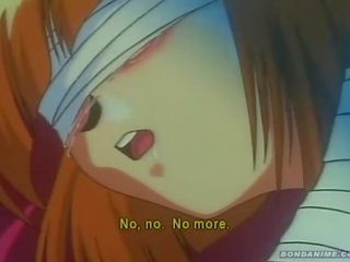 Scared anime rood hoofd alle gebonden omhoog in bandage listening naar haar vrienden kreunen