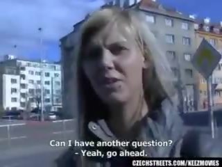 Tjekkisk gater - ilona tar kontanter til offentlig x karakter klipp
