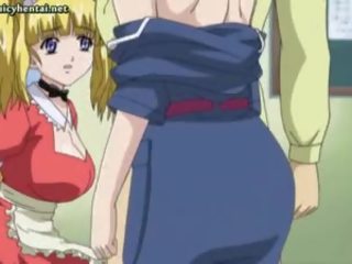 Anime chicks freting a kotak